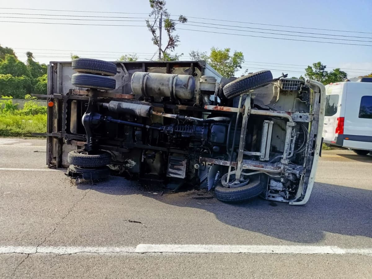 Vuelca camión de carga en carretera Playa del Carmen-Tulum; chofer sobrevive