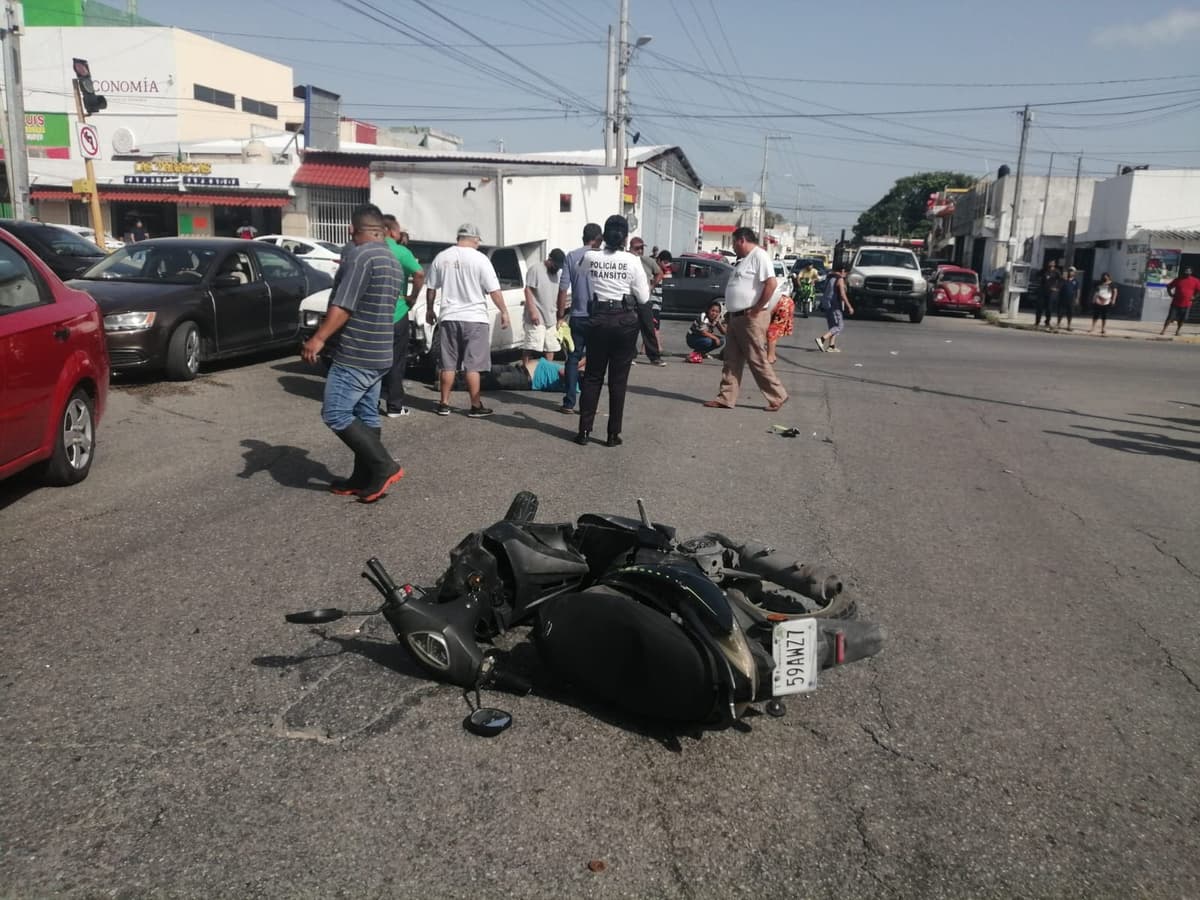 Motociclistas se pasan el alto, los atropellan y terminan hospitalizados en Cancún
