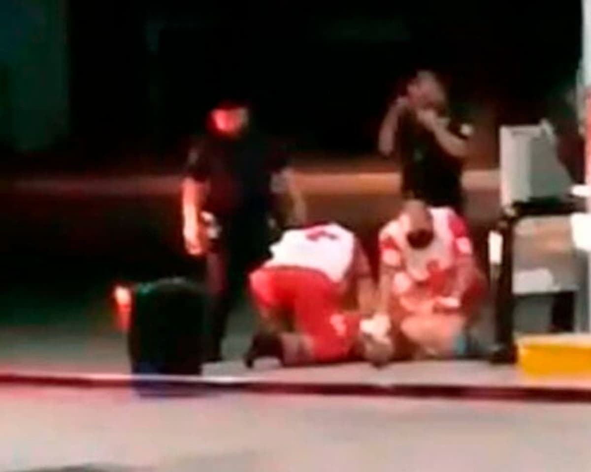 Le cortan el cuello para asaltarlo, suplica ayuda en gasolinera de Playa del Carmen