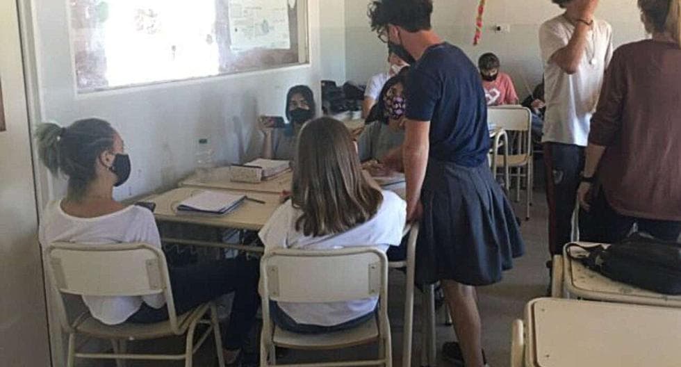 Joven va al colegio en falda porque no puede con el calor