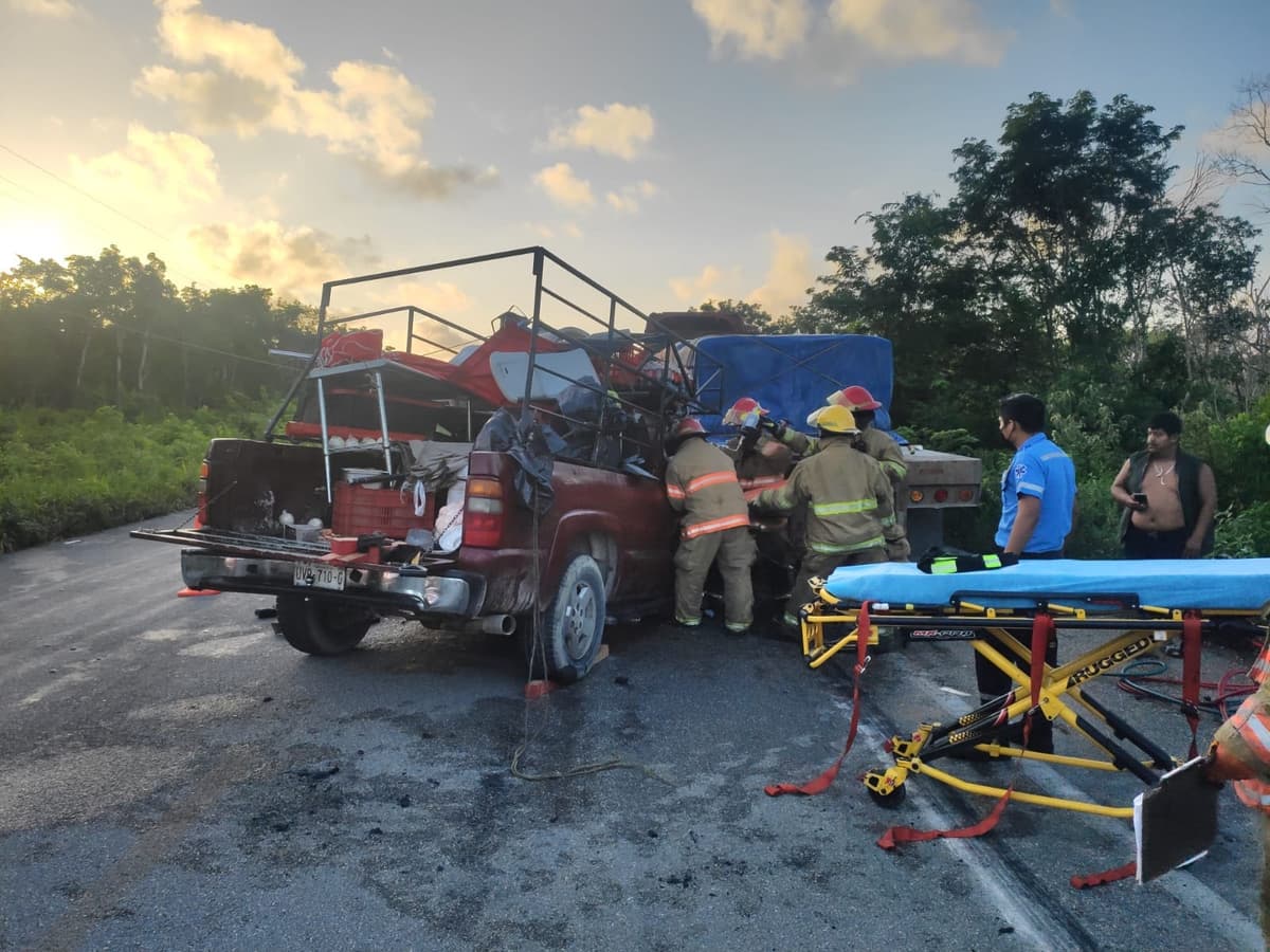 Acaban dos prensados en accidente entre camioneta y tráiler en Tulum