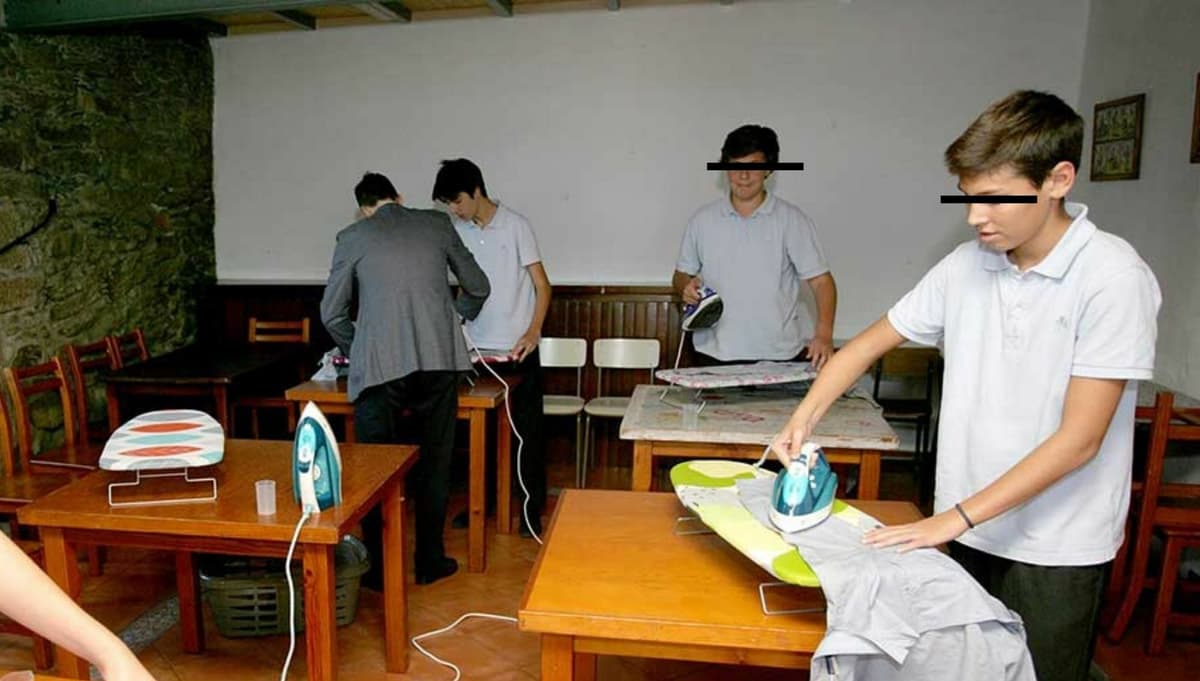 Escuela da clases de planchado y cocina a varones para fomentar igualdad de género