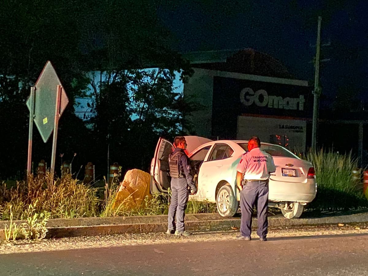 Pasa filtro policiaco a exceso de velocidad y choca en Playa del Carmen