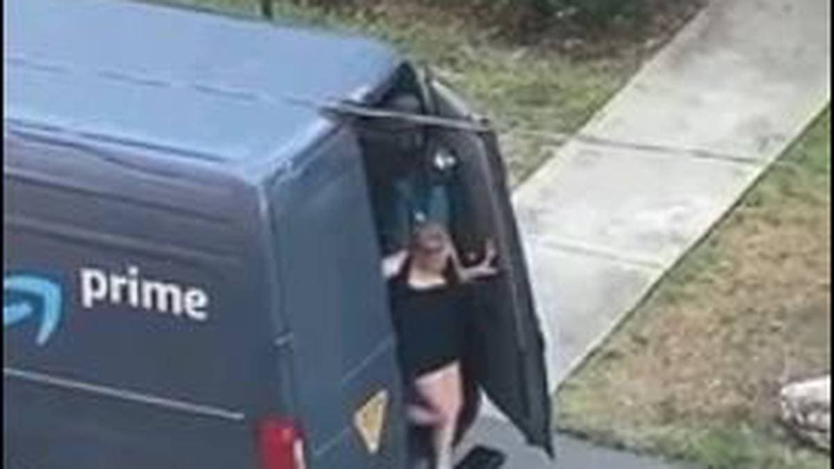 VIDEO: Captan a una camioneta de Amazon “entregando” a una mujer