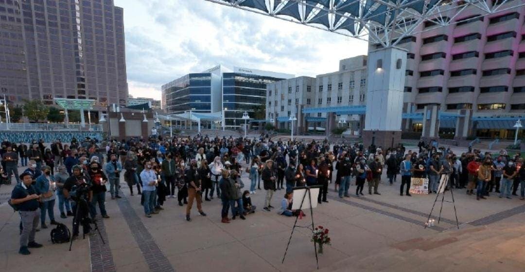 Tras tragedia, industria del cine pide que disparos sean por computadora