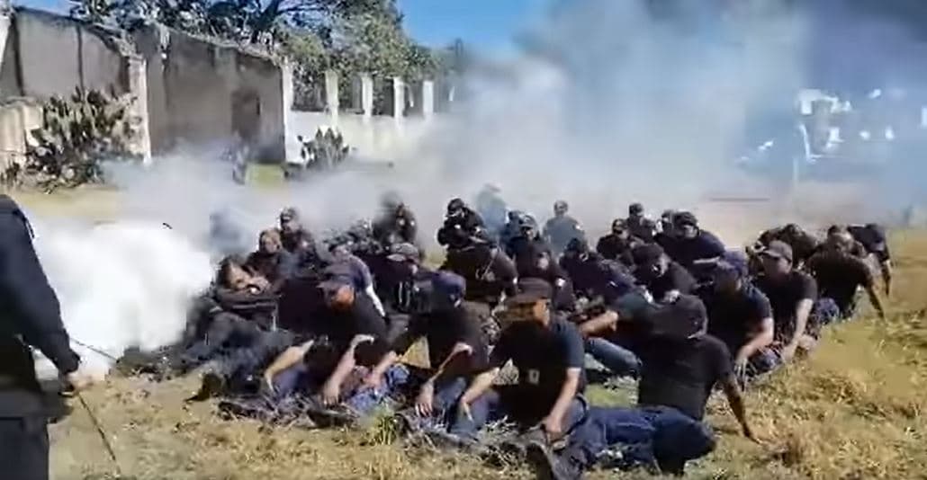 VIDEO: Policía de Tlaxcala se desmaya durante entrenamiento con gas lacrimógeno
