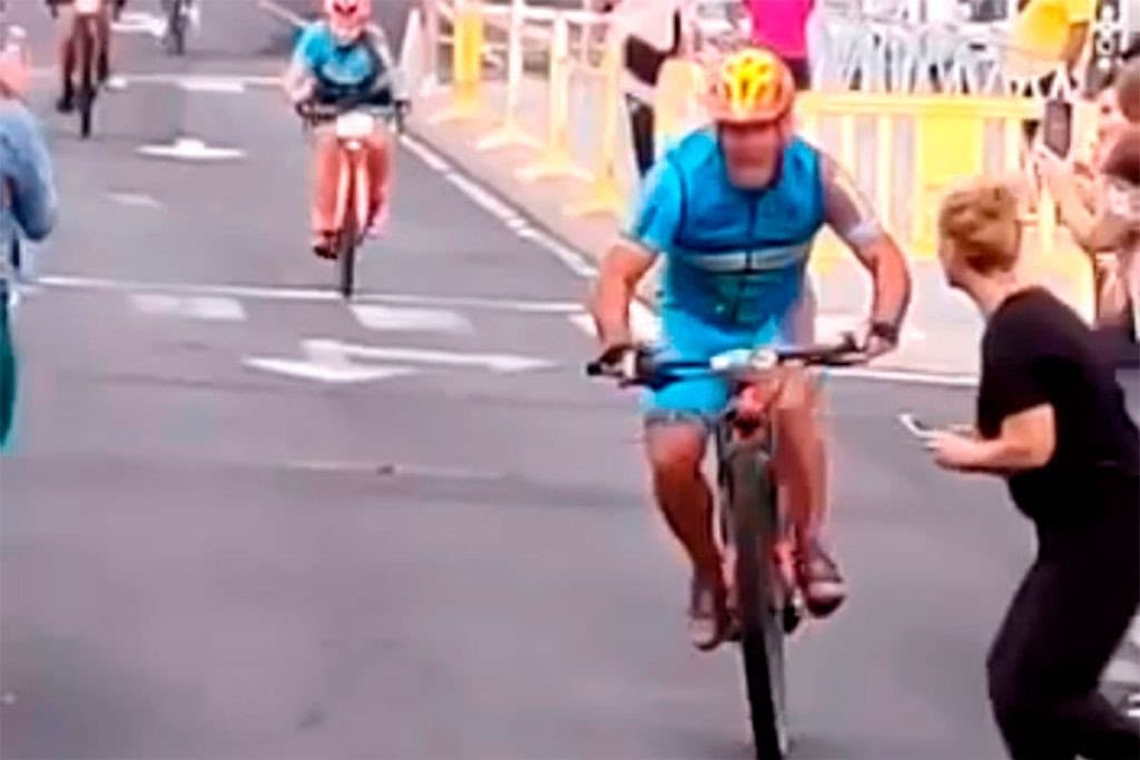 VIDEO: Espectadora provoca aparatoso accidente en una prueba ciclista
