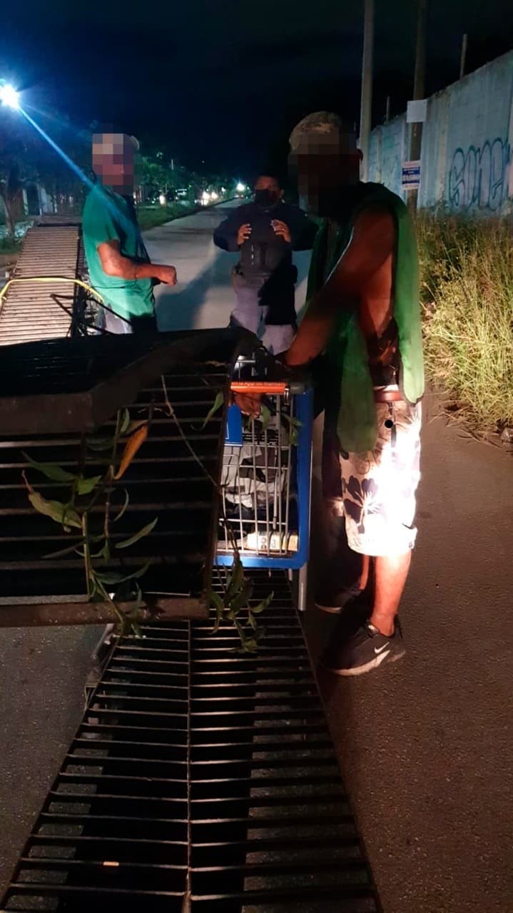 Sorprenden a dos robando rejillas de desagüe en Cancún, llevaban 10