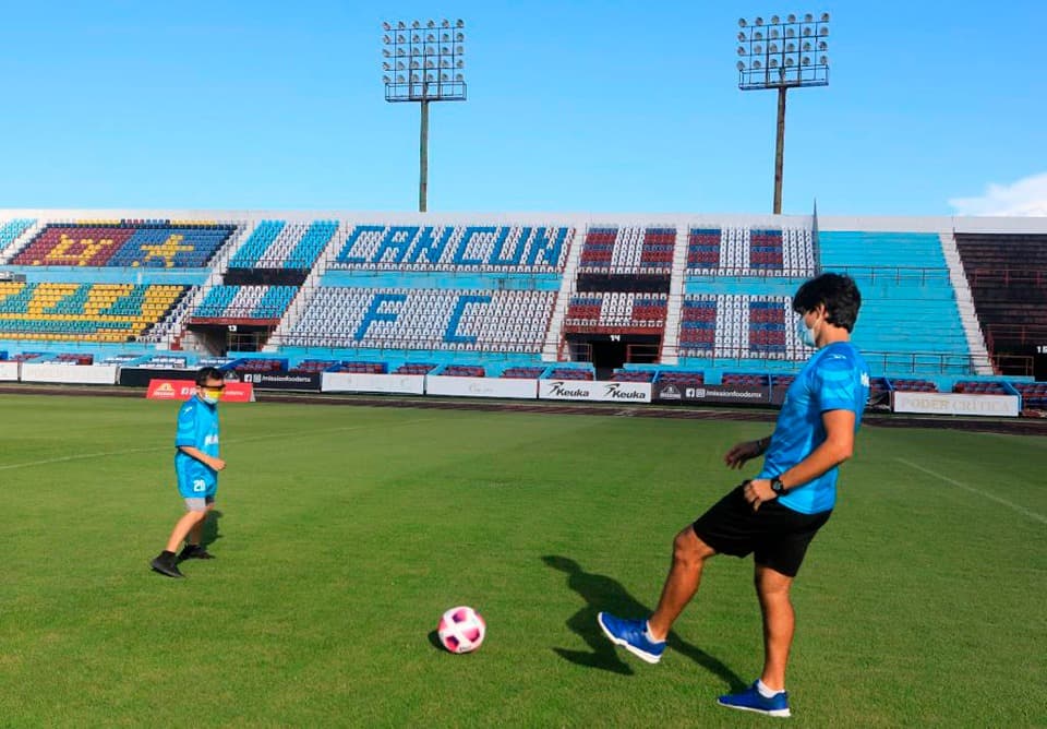 Pequeño guerrero de la vida e incondicional del Cancún FC convive con jugadores y cuerpo técnico