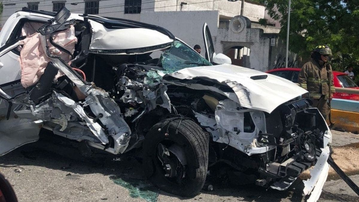 Fuerte accidente vehicular en avenida Colosio de Cancún deja varios lesionados