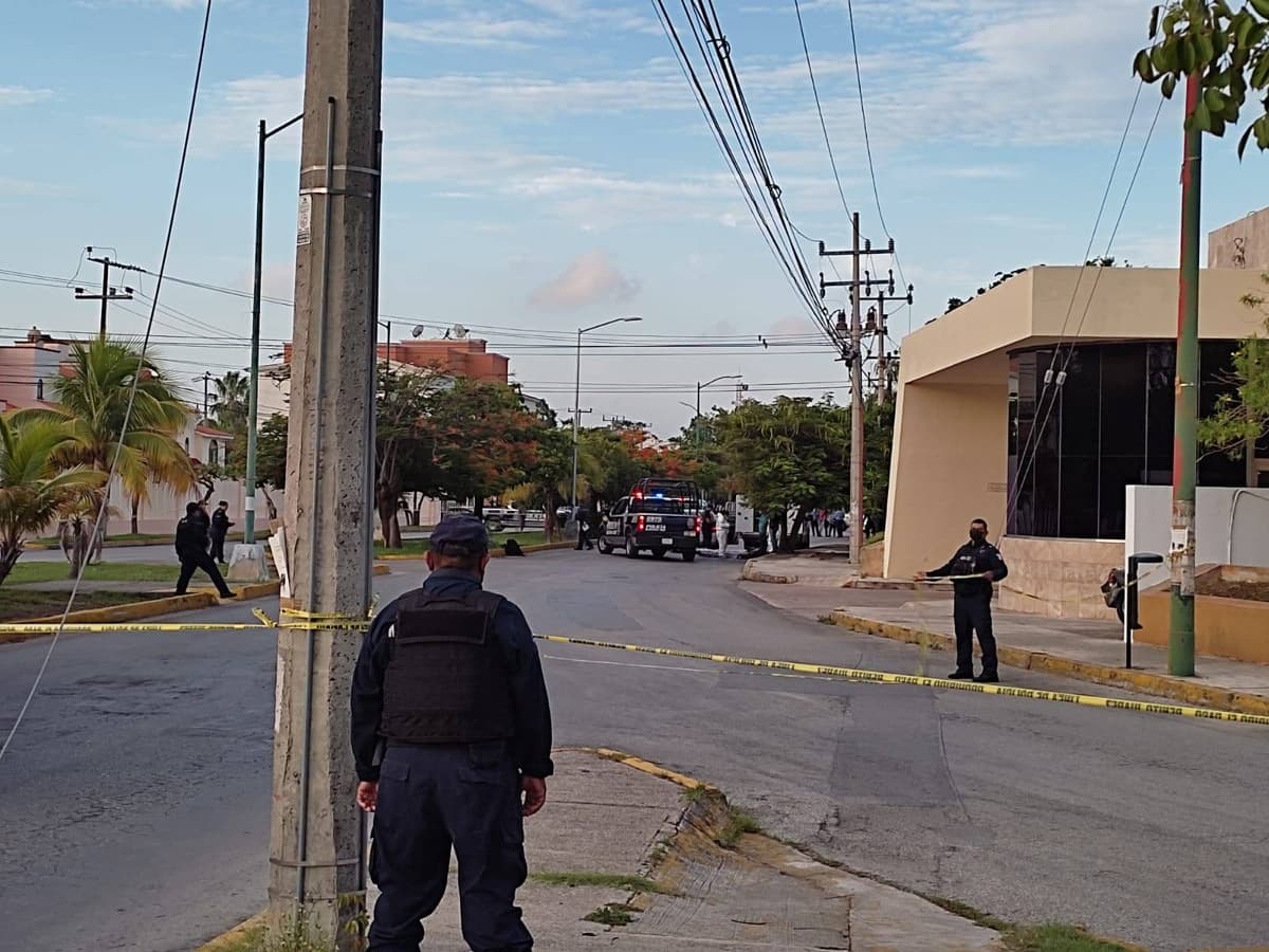 Hieren de bala a automovilista, que choca contra otro vehículo en Cancún