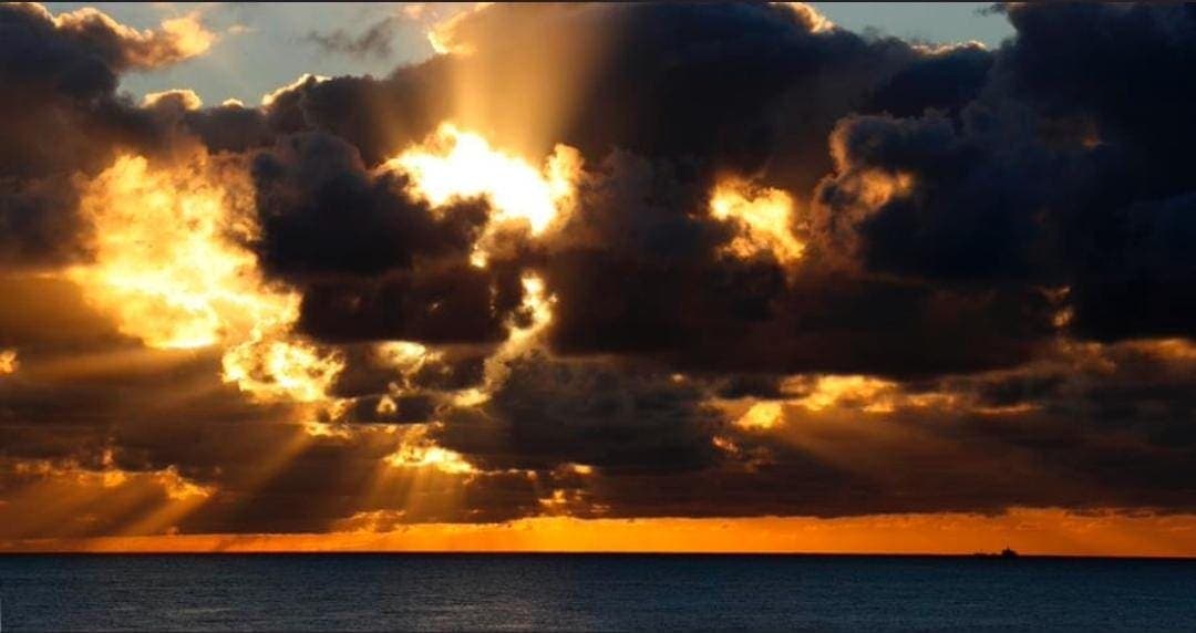 Nube de ceniza del volcán de La Palma impide ver el amanecer