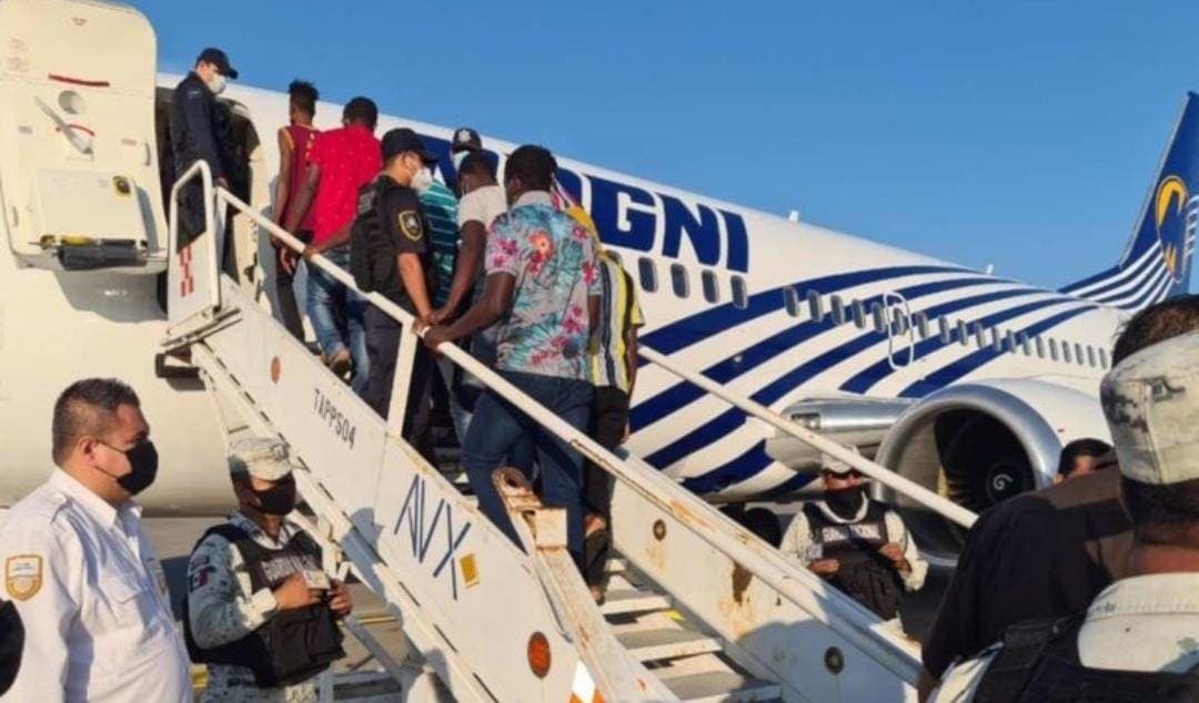 Video: Migrante salta de las escaleras de avión que le llevaría a Haití