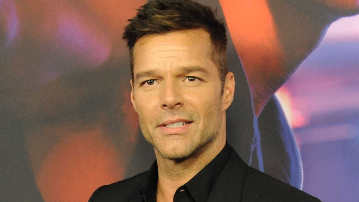Ricky Martin asegura que no se operó el rostro; la inflamación fue por una reacción alérgica