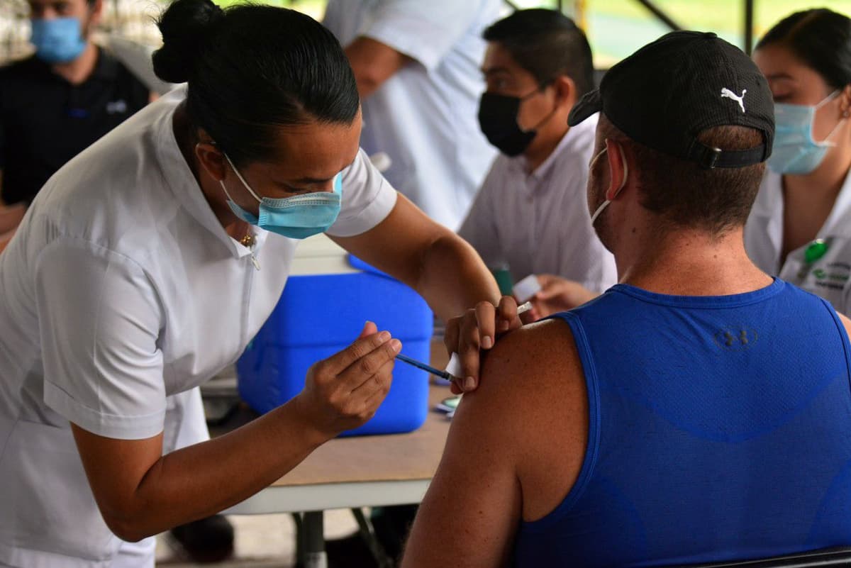 Destaca Pablo Bustamante la importancia de reforzar vacunación para seguir con la reactivación