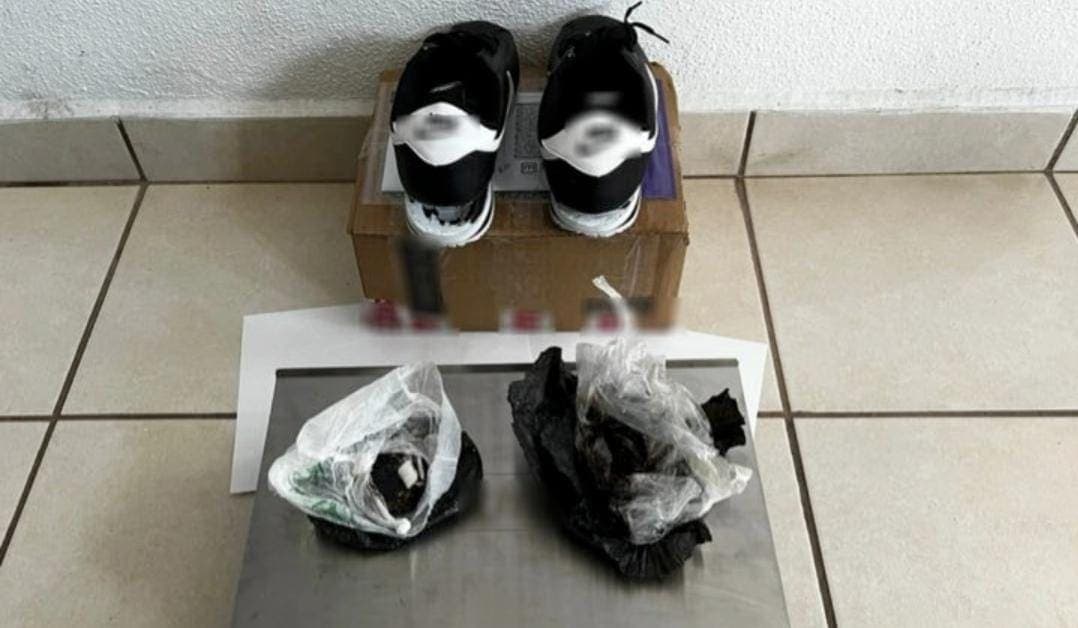 Tenis con doble fondo, tenían droga en la suela; iban hacia EU