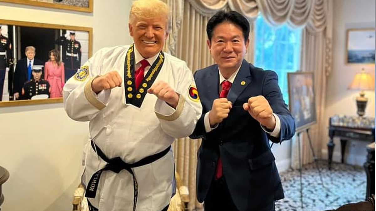TRUMP ES COBRA KAI: Recibe el cinturón negro de 9.º dan en taekwondo