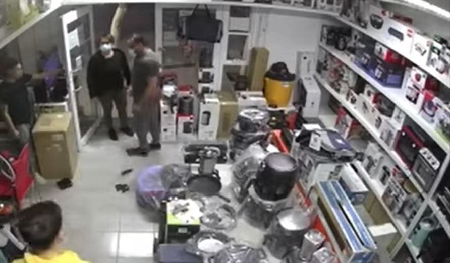 VIDEO: Clientes se molestan y tiran electrodomésticos de una tienda