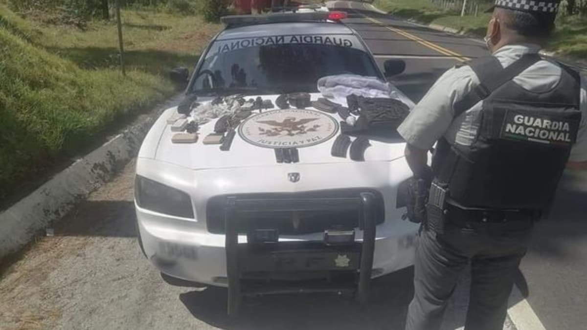 Aseguran vehículo falso de la Guardia Nacional con armamento y chalecos antibalas