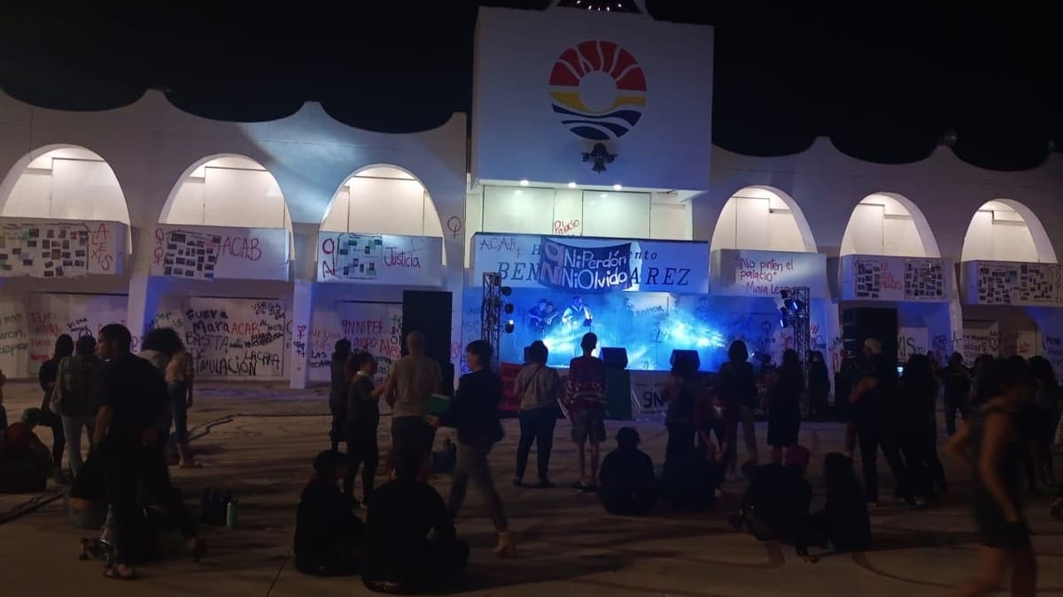 Con respeto a la libertad de expresión y espacio para manifestarse, protestan feministas en Cancún