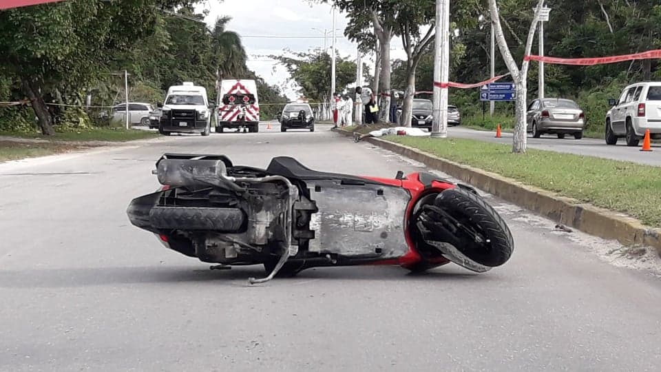Fallece turista en Cozumel al chocar en motocicleta contra árbol