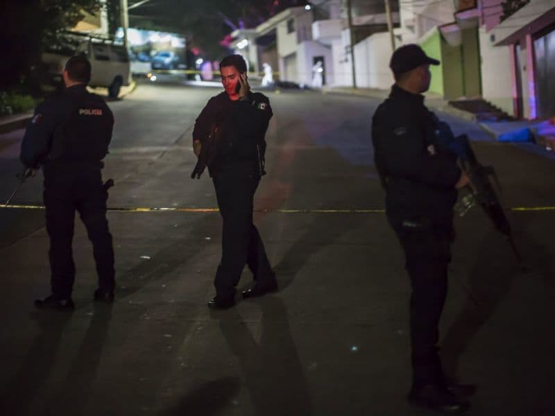 Encuentran siete cuerpos dentro de un taxi con mensaje del CJNG