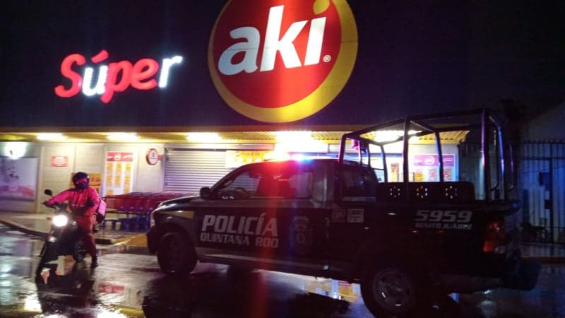 Asaltan Súper Aki a punta de pistola en Cancún