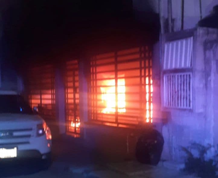 TRAGEDÍA EN DÍA DE MUERTOS: Ponen veladora a difuntos y se quema la casa en Playa del Carmen