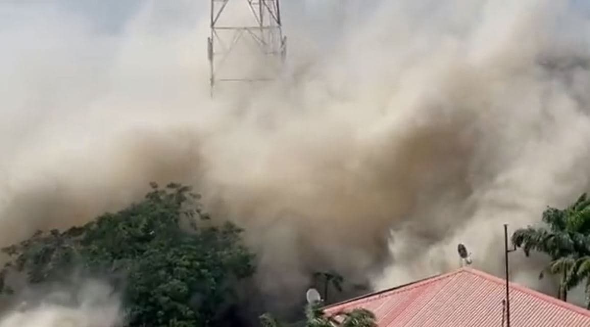 VIDEO: Edificio de 21 pisos colapsa y decenas de personas pueden estar en los escombros