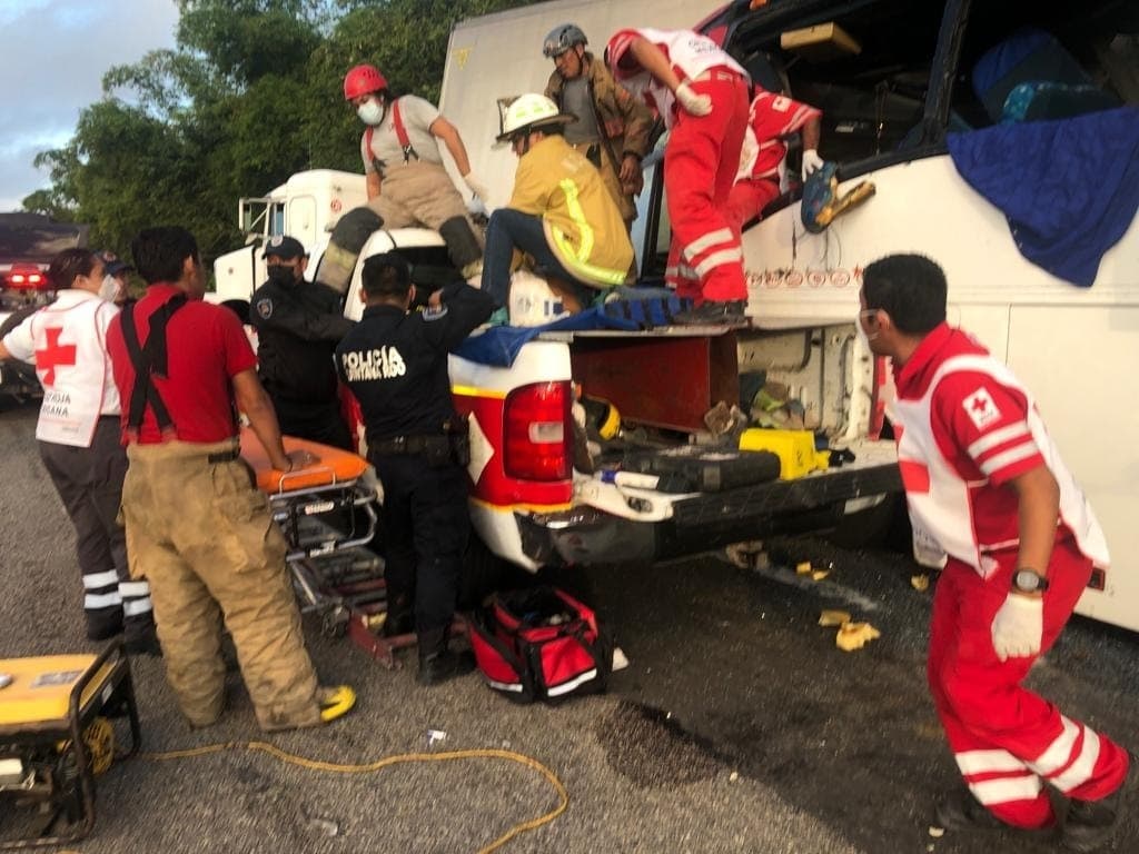 ¡Tragedia en la víspera de Año Nuevo! Choca autobús turístico con tráiler en Chetumal
