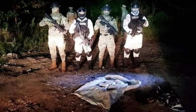 Sujetos huyen de la Guardia Nacional en Chetumal, pero tiran 5 ladrillos de droga