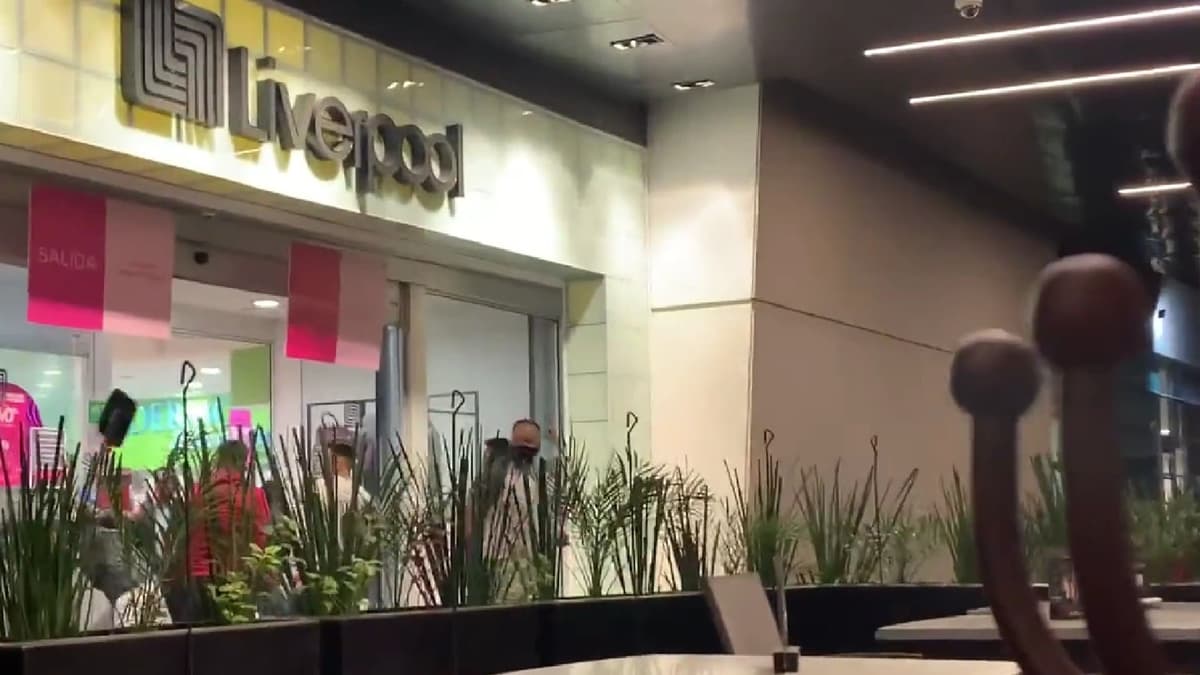 VIDEO: Pelea campal entre farderos y guardias de seguridad en CDMX