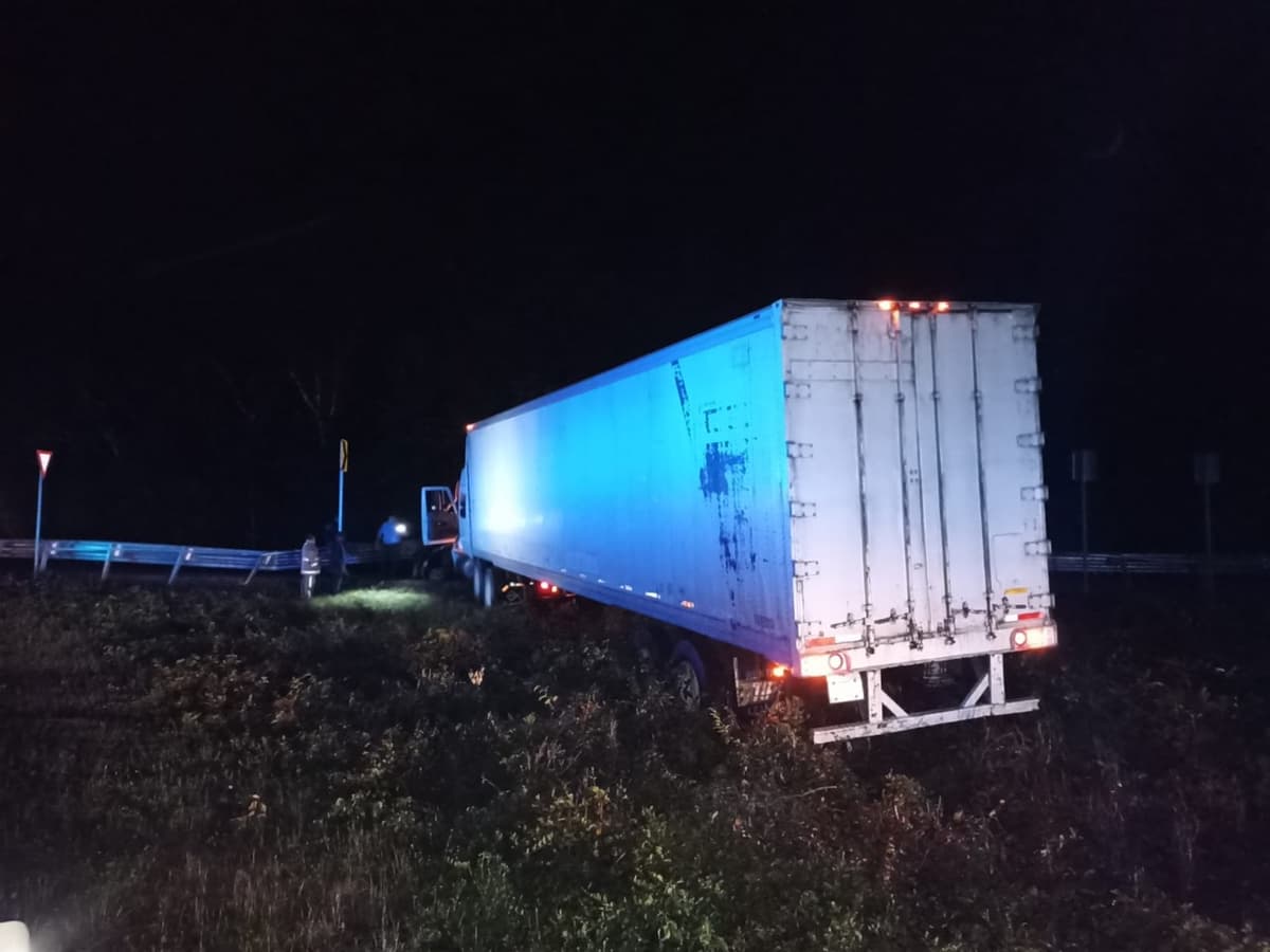 Muere mujer tras choque de camioneta y un tráiler en Felipe Carrillo Puerto