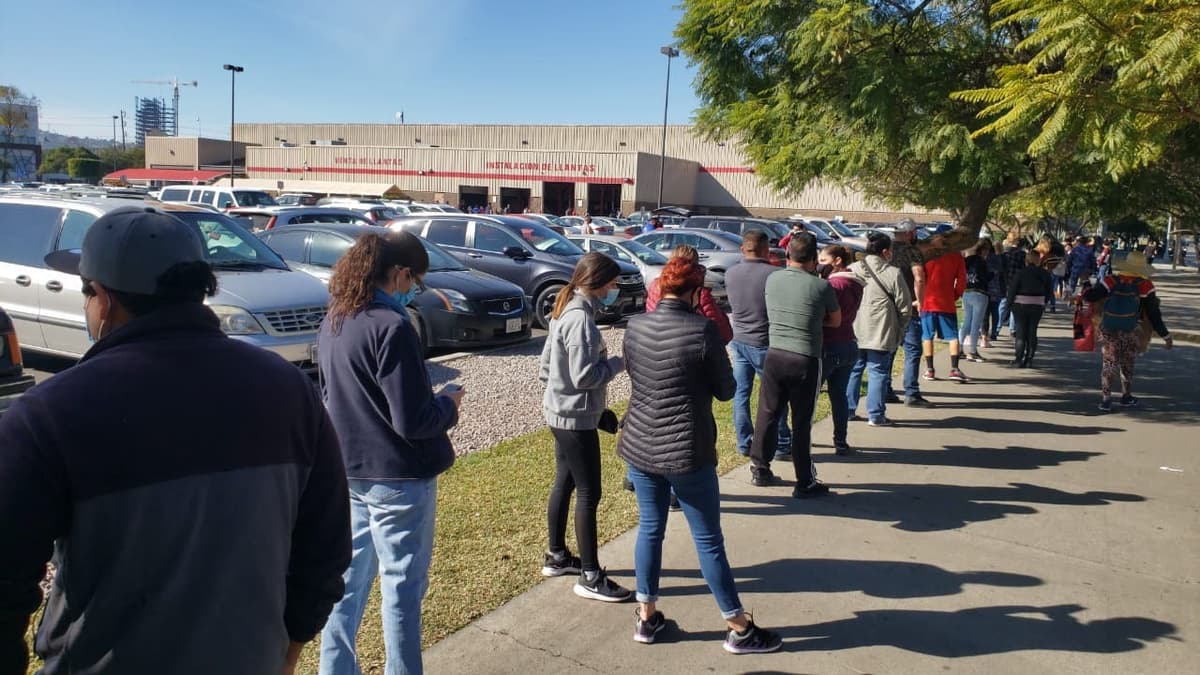 Pasteles de Costco provocan largas filas, revendedores serían responsables