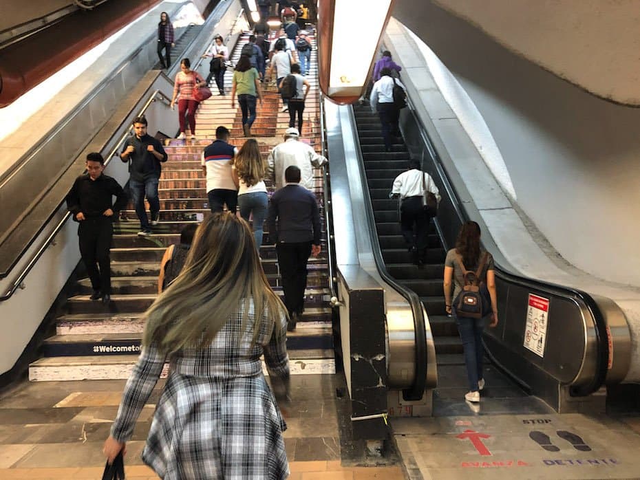 Escalera eléctrica cambia de dirección y decenas de personas cayeron encima de otras