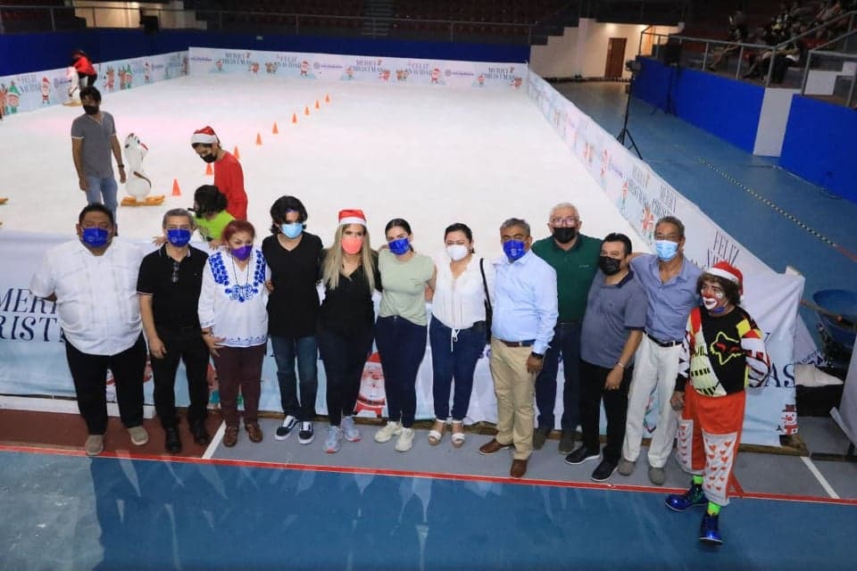 Tiene por primera vez Solidaridad pista de hielo para fiestas decembrinas