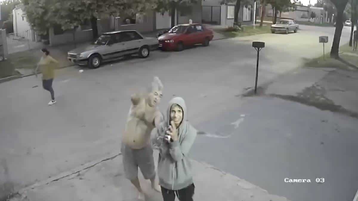 Sujeto atrapa a ladrón, lo golpea con machete y lo pone de rodillas frente a cámara de seguridad