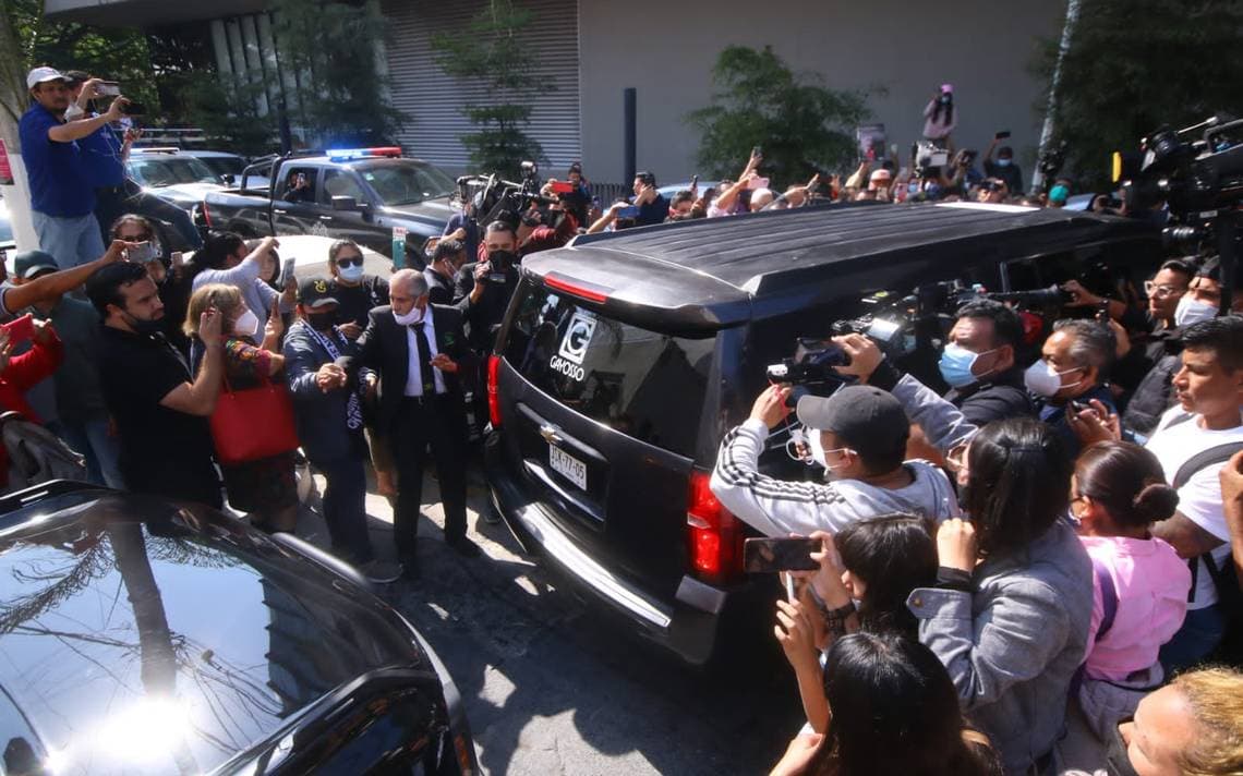 VIDEO: Confunden carroza fúnebre de Vicente Fernández con la de otra persona