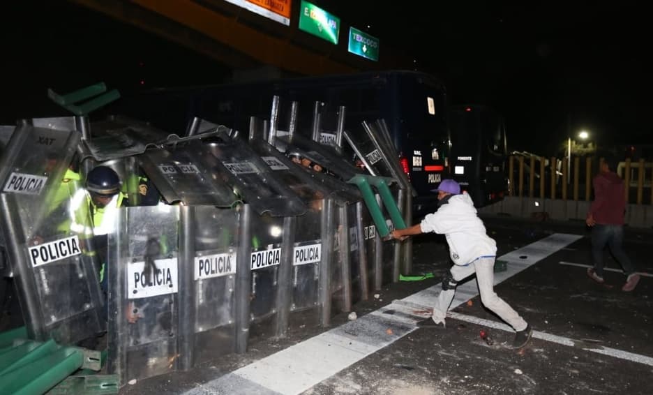 Los migrantes y policías de CDMX se enfrentan en la autopista México-Puebla