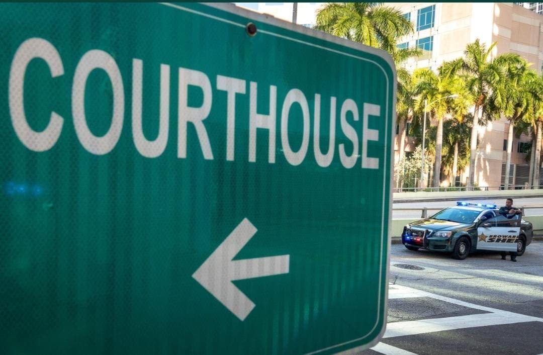 Policía invitó a un menor a una playa nudista en Florida