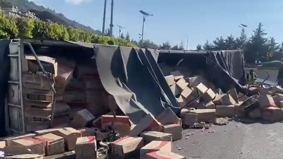 Vuelca tráiler en la México - Cuernavaca con 20 toneladas de huevo