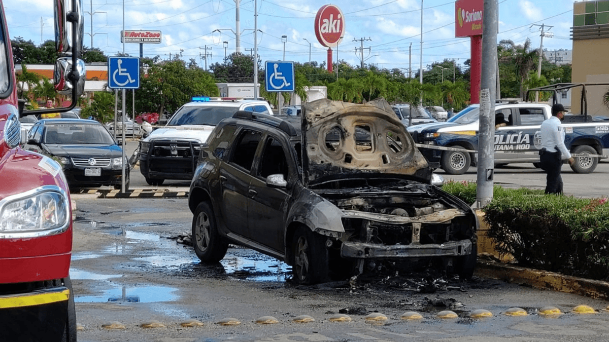 Vehículo se incendia afuera de plaza comercial de Cancún
