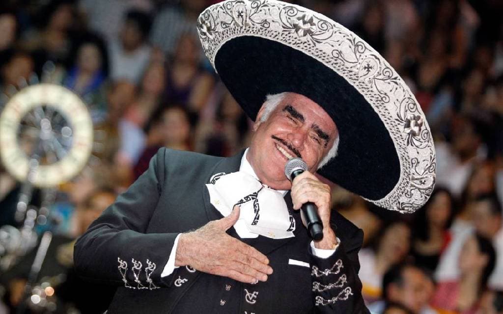 Regresa Vicente Fernández a terapia intensiva y apoyo respiratorio