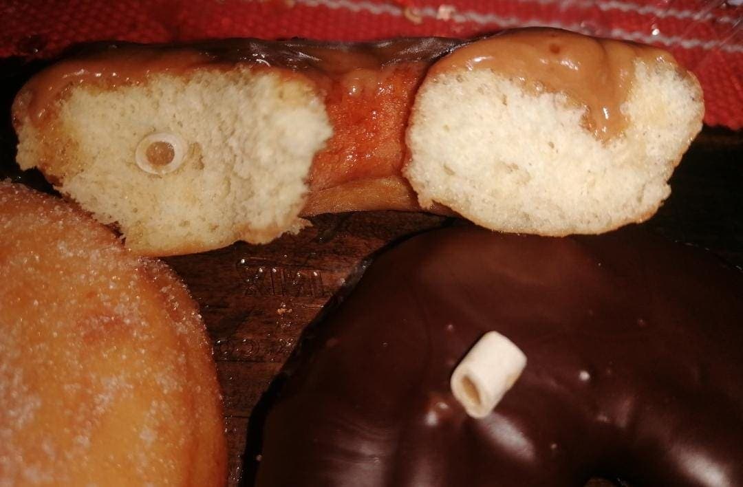 Va al Aurrera y compra donas rellenas, pero de cables