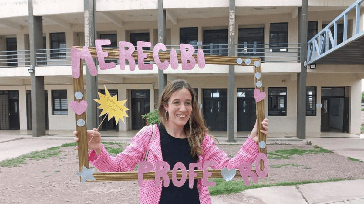 Sus papás murieron de Covid y su hijo por parálisis cerebral: ella les dedica su título universitario