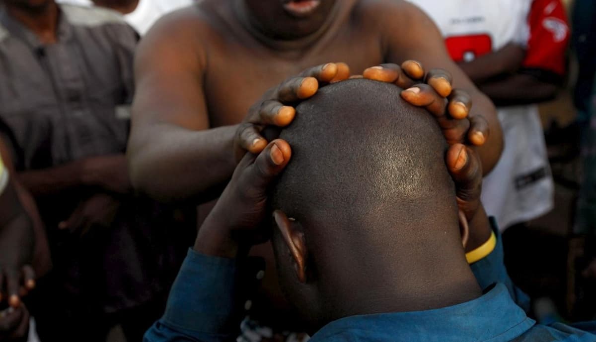 Le quitan la vida a un hombre calvo en Mozambique por creer que su cabeza tiene oro
