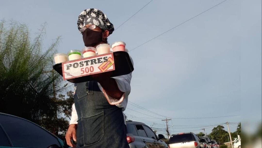 Chef con posgrado en Francia vende postres en la calle para subsistir