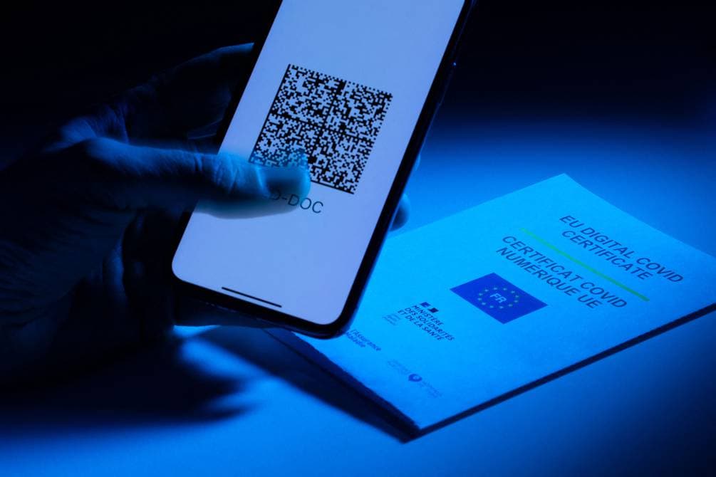 Sin excepción: Francia aprueba pase sanitario COVID-19