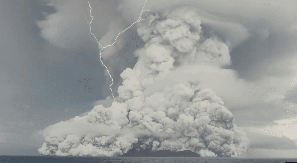 Volcán en Tonga tiene otra “gran erupción” que agrava los daños