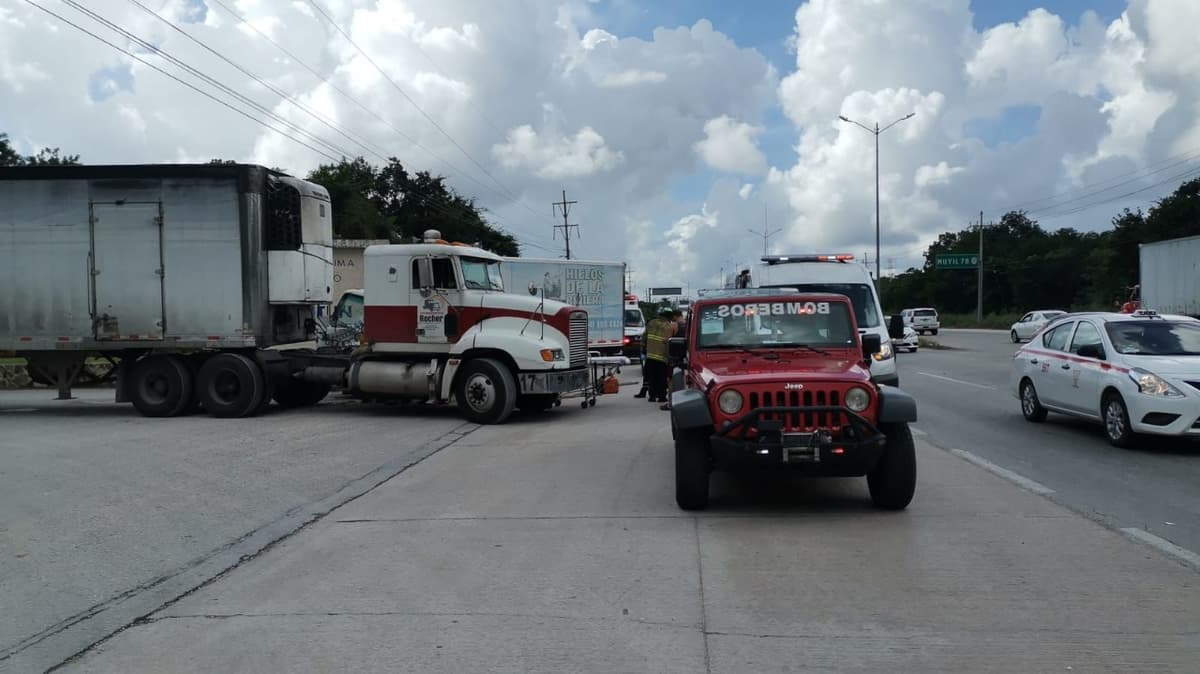 Chocan tres camiones en Playa del Carmen; hay una persona herida